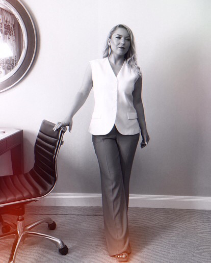 Photoshoot woman posing in front of a desk at office